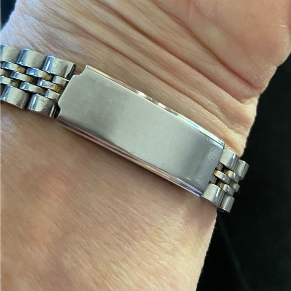 Timex Water Resist Watch. Two tone Face, Date, Silver Bracelet, Women’s 6” Wrist - Picture 5 of 5